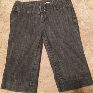 Perfect color blue jean Capri.